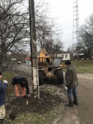 У Олександрівці ставлять опори для вуличного освітлення пішохідних переходів