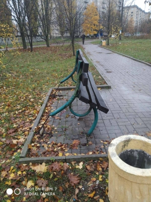 На алеї у міському парку м.Мала Виска  знову зруйнували лавочку , а вандали, які понівечили  вбиральню,  будуть покарані
