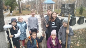 Вихованці еколого-натуралістичного гуртка ДЮЦ  &laquo;Вись&raquo; Маловисківської міської ради висадили біля &laquo;Меморіалу землякам &ndash; захисникам незалежної України&raquo; два кущі калини