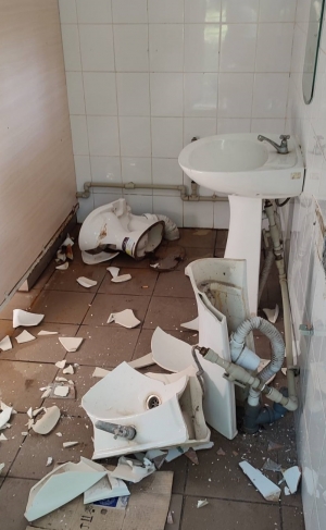 Особи, які розтрощили туалет у міському парку, встановлені та будуть притягнуті до відповідальності!