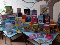 Працівники культури та Центральної публічної бібліотеки, творчі волонтери міста, що окрилює передали нові українські книги для бібліотек Білопільщини