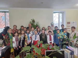 Здобувачі освіти, педагоги КЗ &laquo;Лозуватська гімназія&raquo; на чолі з директором Марією Межовою  привітали колективи СТОВ " Агро-Віта" та ТОВ " Карат" з прийдешніми святами та Новим роком