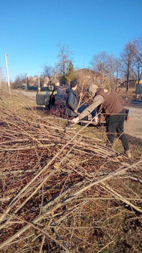 У Мануйлівці продовжують роботи з весняного благоустрою: видаляють чагарники та обрізають гілки