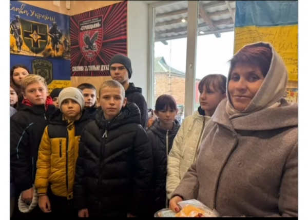 Вихованці та педагоги  Комунального закладу "Лозуватська гімназія" Маловисківської міської ради на чолі з директоркою Марією  Межовою завітали у волонтерський пункт волонтерської групи  &laquo;Волонтери Маловисківщини&raquo;