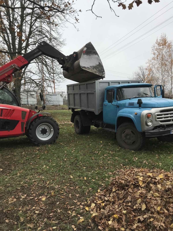 У Олександрівці Маловисківської громади прибирають листя та розчищають територію від порослі і  сухих гілок