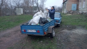 У Мануйлівці прибирають тверді побутові відходи та вивозять на сміттєзвалище