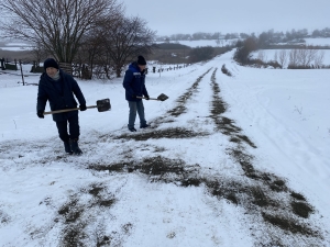 Комунальники Мануйлівського старостинського округу підсипають дороги від ожеледиці