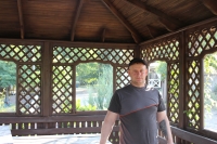 Підприємець та керівник громадської ветеранської організації &laquo;Сталеві серця МВ&raquo; Юрій Спеціальний допомагає громаді відновити дерев&rsquo;яні споруди на Набережній та у міському парку м.Мала Виска