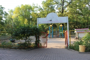У міському парку м.Мала Виска черговий акт вандалізму &ndash; на цей раз пошкодили ворота на дитячому майданчику