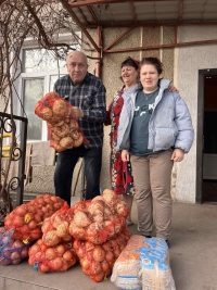 Сільгоспвиробники та представники Церкви Божої надали гуманітарну допомогу внутрішньо переміщеним особам ,  дошкільним закладам та закладу охорони здоров&rsquo;я